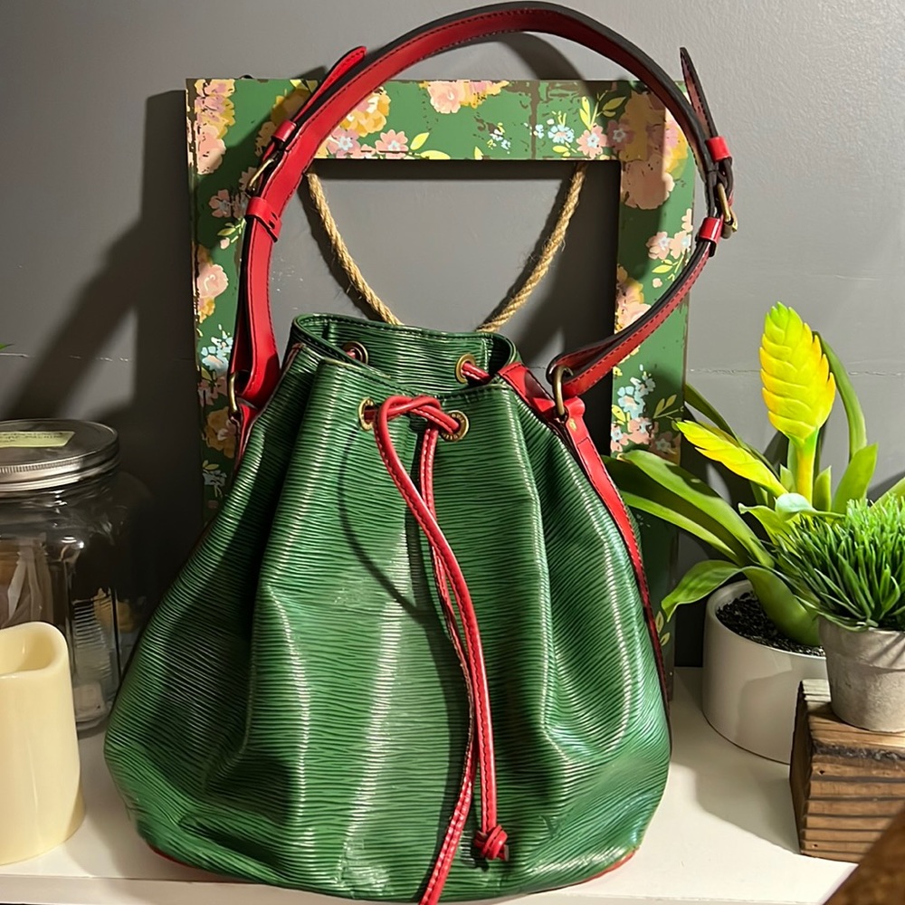 💯% LOUIS VUITTON
Epi Petit Bi-Color Noe Borneo Castillan Red